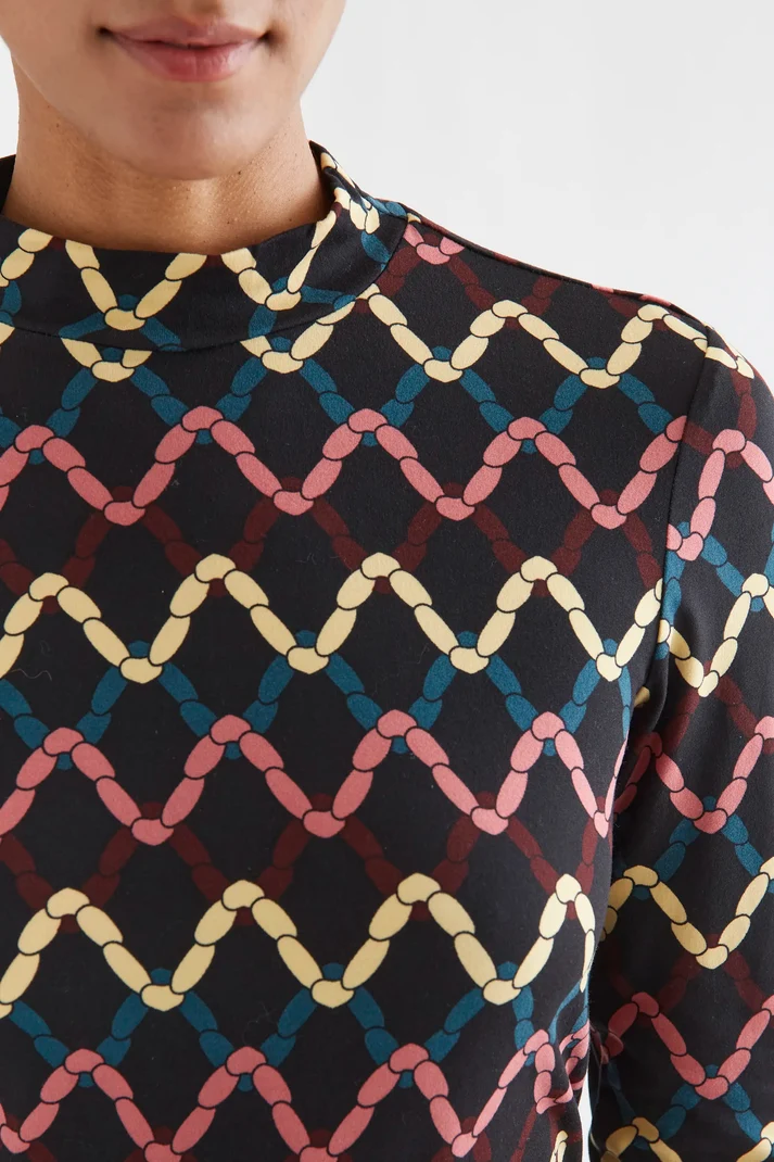 Camiseta de tejido jersey con estampado skein. Cuello alto y manga larga