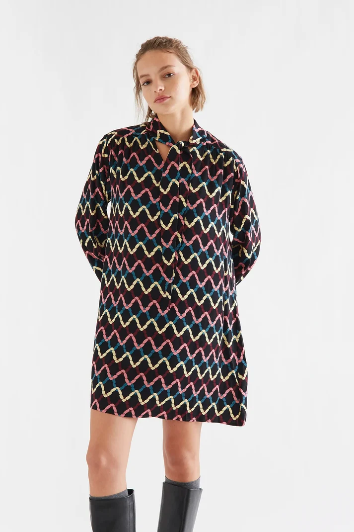Vestido corto con tejido estampado skein. Cuello alto lazado y manga larga terminada en puño elástico
